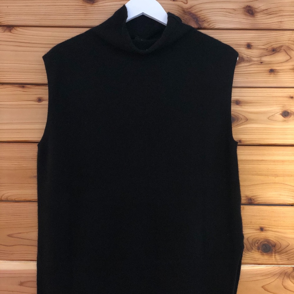 Cashmere sleeveless turtleneck